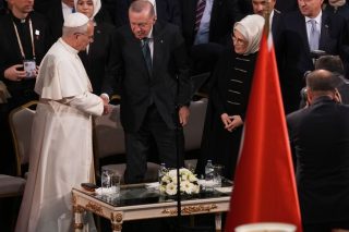 «Εκπτώχυνση» χαρακτήρισε την «ομογενοποίηση» ο Ποντίφικας, μιλώντας ενώπιον του Ερντογάν, υπογραμμίζοντας ότι «μια κοινωνία δεν είναι ζωντανή αν δεν είναι πλουραλιστική»